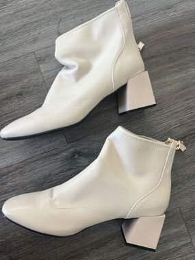 White Ankle Boots – Sculptural Heel / Minimal Chic (Size 8 / 245)